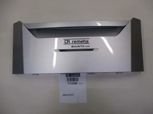 Silberne Abdeckung für das Schaltfeld eines Remeha-Produktes, mit gefräster Linienführung und Sichtfenster. An einer Seite sind Produktinformationen angebracht.